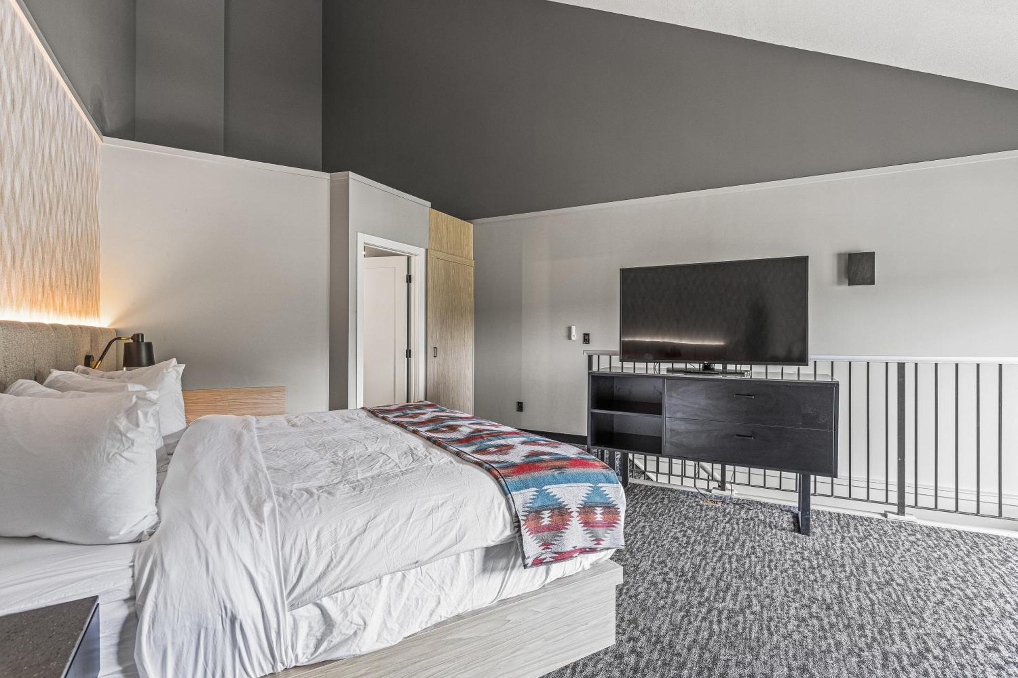 Mtn House By Basecamp Hotel Canmore Exterior photo