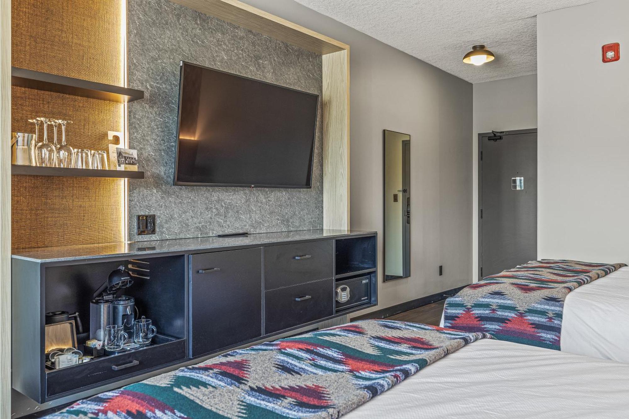 Mtn House By Basecamp Hotel Canmore Exterior photo